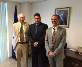 Jonathan Eskinazi y Giuseppe Bartone con Ramón F. Carranza, viceministro de empleo de Honduras